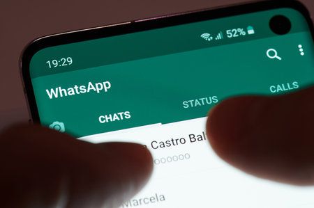 139605383 nueva york estados unidos 17 de diciembre de 2019 uso de la aplicacin whatsapp messenger en la